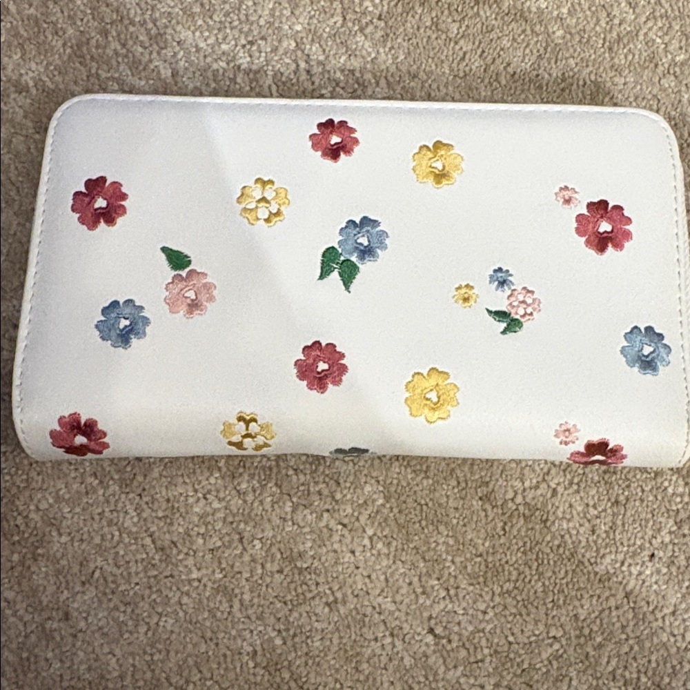 NWT Betsey Johnson Floral Wallet 🌼 - Picture 2 of 6